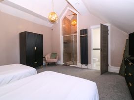 A bedroom with two beds and an ensuite shower at Thornbury in Barnard's Green, Malvern