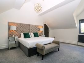 A bedroom with a bed and nightstand at Thornbury in Barnard's Green, Malvern