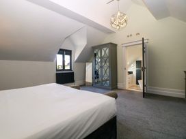 A bedroom with a bed and wardrobe at Thornbury Barnard's Green, Malvern