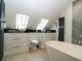 A bathroom with a bathtub and sinks at Thornbury Barnard's Green, Malvern
