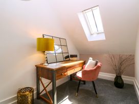 An office with a desk and chair at Thornbury in Barnard's Green, Malvern