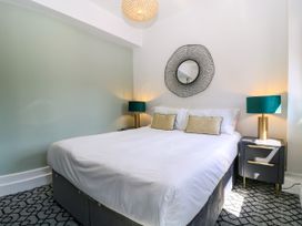A bedroom with a bed and bedside tables at Thornbury, Barnard's Green, Malvern