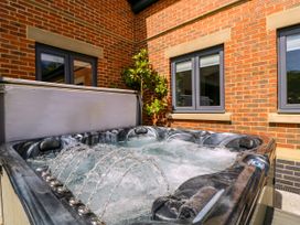 A hot tub with water jets at Thornbury in Barnard's Green, Malvern