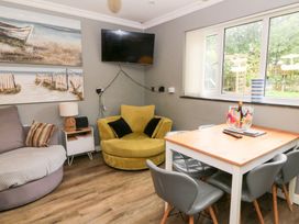 A living room with a table and chairs at Tynewydd Fields in Cross Inn