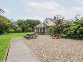 A garden with gravel area and seating table at Tynewydd Fields in Cross Inn