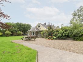 A house with a garden and picnic table at Tynewydd Fields in Cross Inn