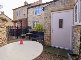 A garden with a table, chairs, and plants at Dunning, The Mount in York