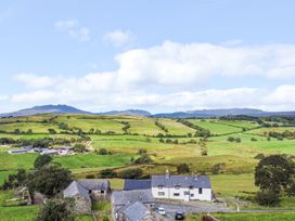 A view of fields and mountains at Orsedd Wen Farmhouse in Betws-Y-Coed