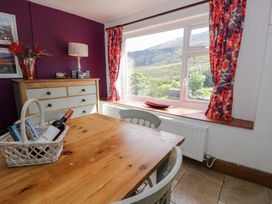 A dining room with a table and chairs at Cwm in Capel Curig
