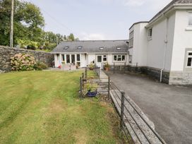 A house with a garden and fence at Pengwern Bach in Llanrwst