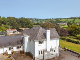A house with a garden and driveway at Pengwern Bach Llanrwst