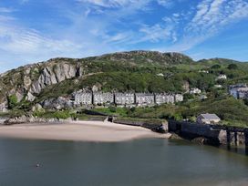 A beach with hotel buildings beside water at 5 Porkington Terrace Barmouth