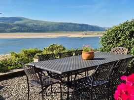 A garden with a table and chairs at 5 Porkington Terrace Barmouth