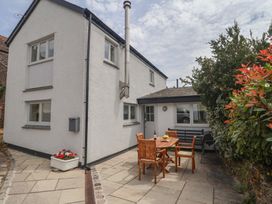 An outdoor area with a table and chairs at Wrens Nest in Slapton