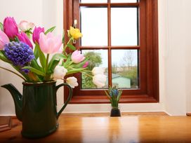 A window with flowers and a vase at Albany @ Summerfield Farm in Hawsker