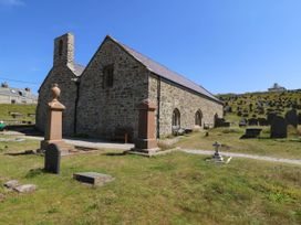 A church with a cemetery at 4 Bryn Llan in Aberdaron