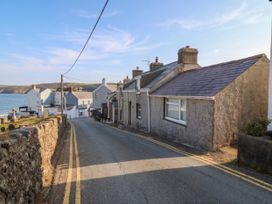 A view of houses along a road near the coast at 5 Bryn Llan Pwllheli