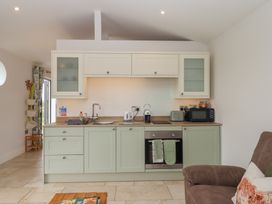 A kitchen with units and appliances at The Pennymoor in Cadeleigh near Tiverton