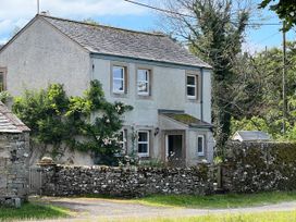 A house with a garden and stone wall at Greywalls in Maulds Meaburn
