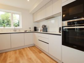 A kitchen with cabinets and appliances at Chi Gwynn in Crantock