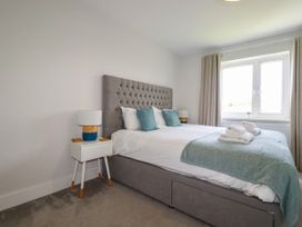 A bedroom with a bed and bedside table at Chi Gwynn in Crantock