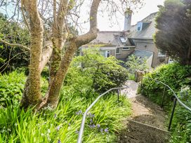 A pathway with plants and a house in the background at Tremorna Vista in Carbis Bay