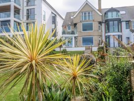 A garden with plants in front of a building at Island View Carbis Bay