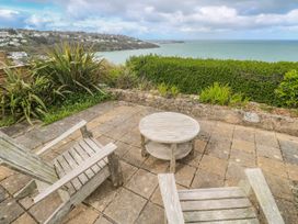 A garden with chairs and a table overlooking the sea at Island View in Carbis Bay