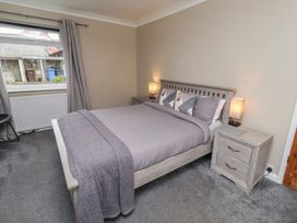 A bedroom with a bed and bedside tables at ASTA COTTAGE in Cresswell