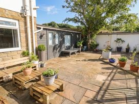 A garden area with patio and planters at ASTA COTTAGE in Cresswell