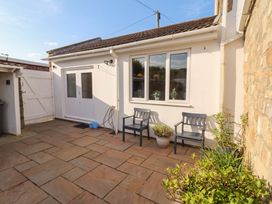 An outdoor space with chairs and plants at ASTA COTTAGE in Cresswell