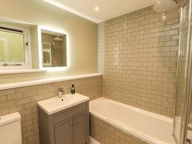 A bathroom with a bathtub and sink at Swallow's Nest in Thornthwaite near Braithwaite