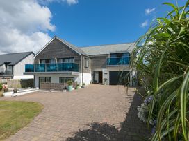 An outdoor area with a house and driveway at Sandbanks in Praa Sands
