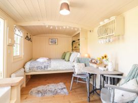 The Shepherds Hut at Marley - Kent & Sussex - 1075279 - thumbnail photo 3