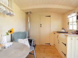 The Shepherds Hut at Marley - Kent & Sussex - 1075279 - thumbnail photo 6