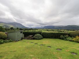 A garden with a shed and table at Squirrel Cottage in Bassenthwaite
