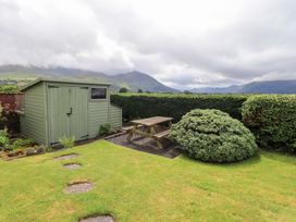 A garden with a shed and picnic table at Squirrel Cottage in Bassenthwaite