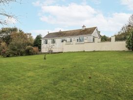 A house with a garden at Caledfryn in Tyn-y-Gongl