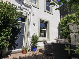 An outdoor area with seating and plants at Hideaway Cottage in Penrith