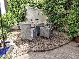 A garden with a table and chairs at Hideaway Cottage in Penrith