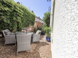 A garden with a table and chairs at Hideaway Cottage in Penrith