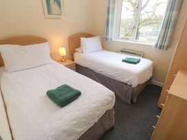 A bedroom with two single beds at Pheasants Walk in Falmouth