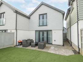 A garden with a patio and outdoor seating at Y Ty Pren in Brynteg near Benllech