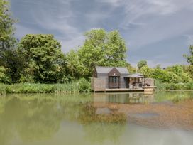 A cabin by a pond at Oak Lodge At Bridge Lake Farm & Fishery Chacombe