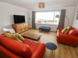 Beachfront Apartment - North Wales - 1078171 - thumbnail photo 3