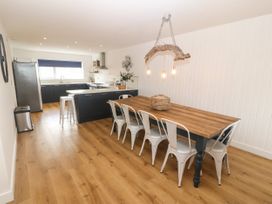 Beachfront Apartment - North Wales - 1078171 - thumbnail photo 4