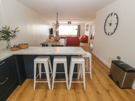 Beachfront Apartment - North Wales - 1078171 - thumbnail photo 8