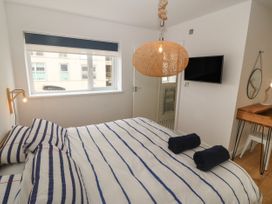 Beachfront Apartment - North Wales - 1078171 - thumbnail photo 12