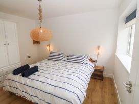 Beachfront Apartment - North Wales - 1078171 - thumbnail photo 14