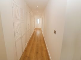 Beachfront Apartment - North Wales - 1078171 - thumbnail photo 15